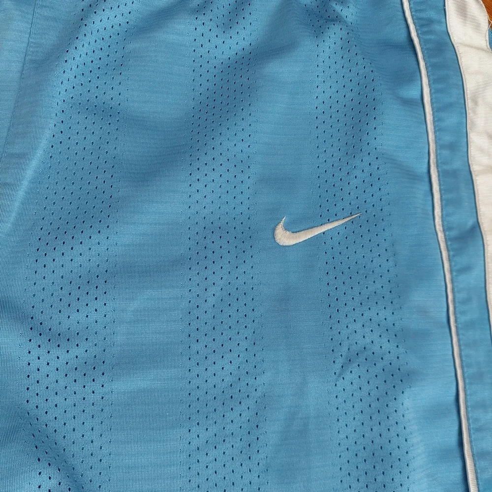 Vintage Nike Carolina Blue Baskerball Shorts with White Trim Swoosh Men Sz L (D)